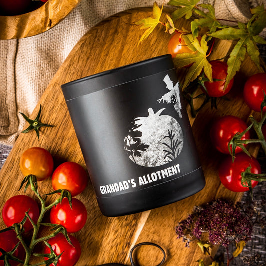 Recreate the nostalgic charm of a traditional allotment with this scented candle. Delight in the earthy notes of freshly tilled soil, sun-ripened tomatoes, fragrant herbs, and the gentle breeze of the great outdoors