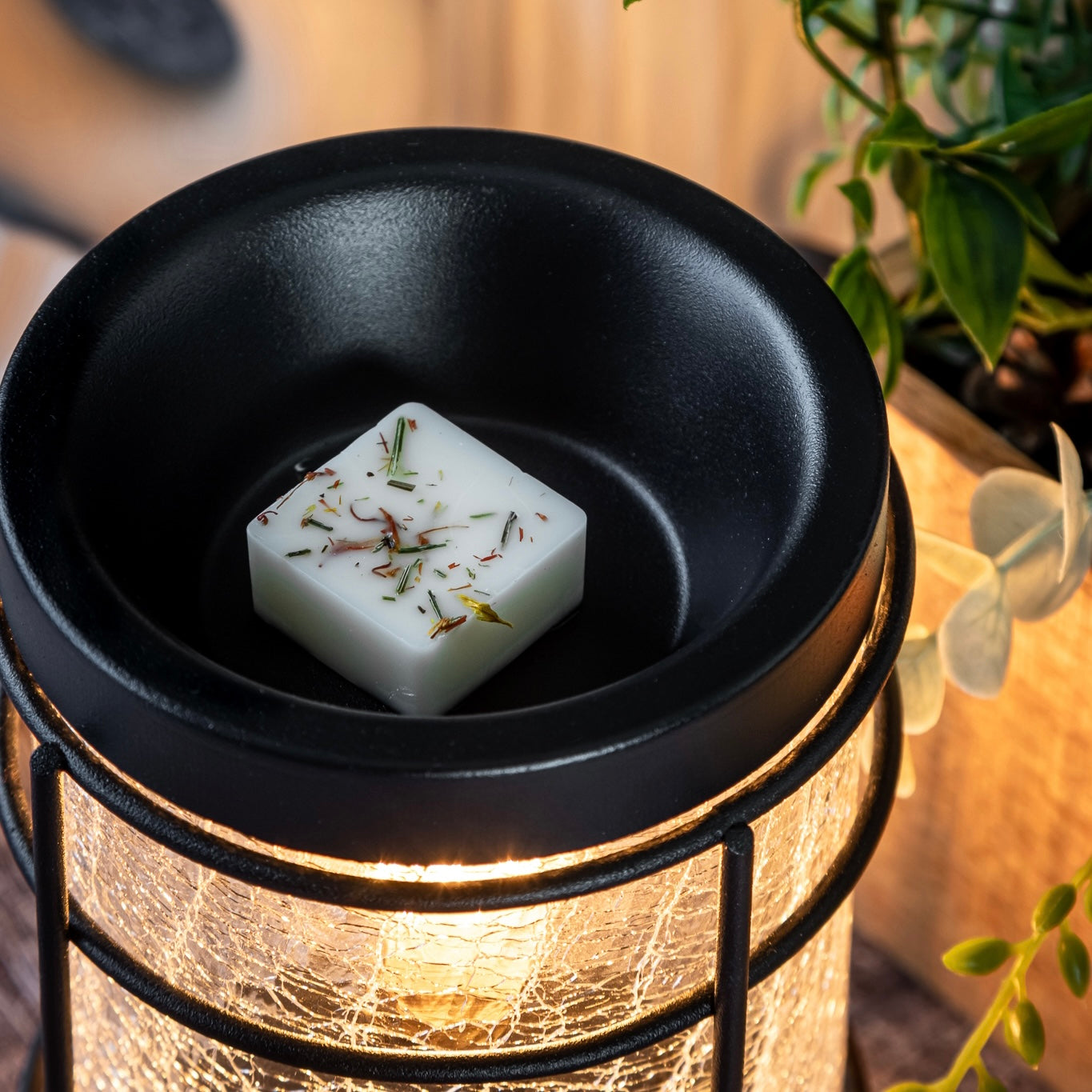 Industrial-style Electric Wax Melt Warmer: Stylish, crackle glass design with Edison bulb