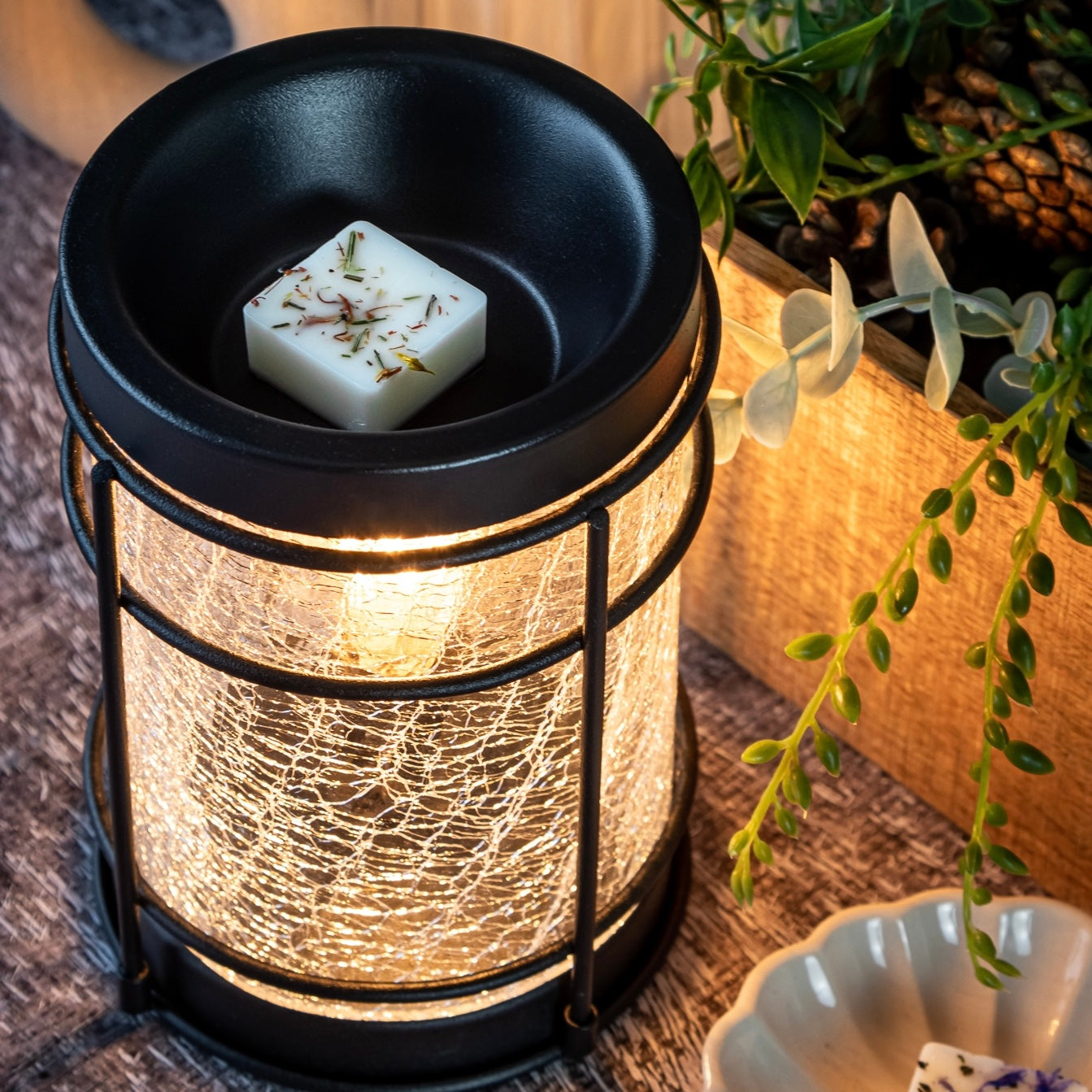 Industrial-style Electric Wax Melt Warmer: Stylish, crackle glass design with Edison bulb